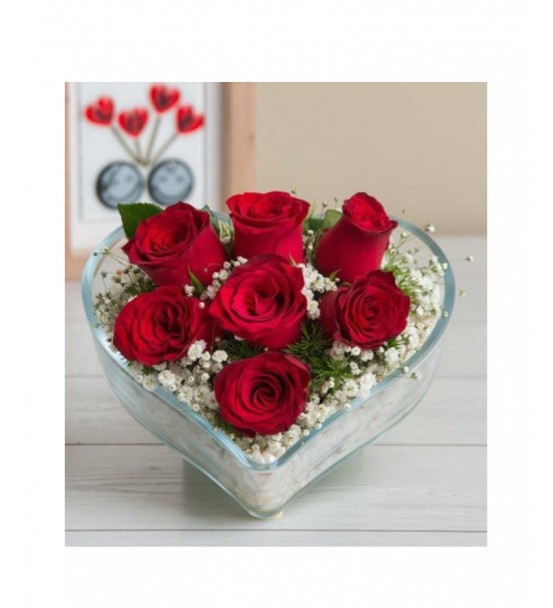 kalp vazoda 7 kırmızı gül